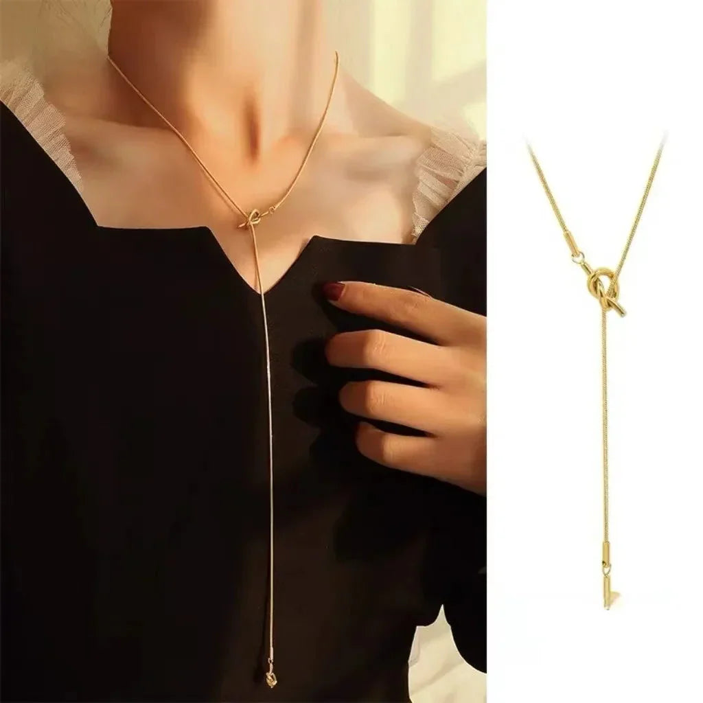 Necklace with bow pendant in gold