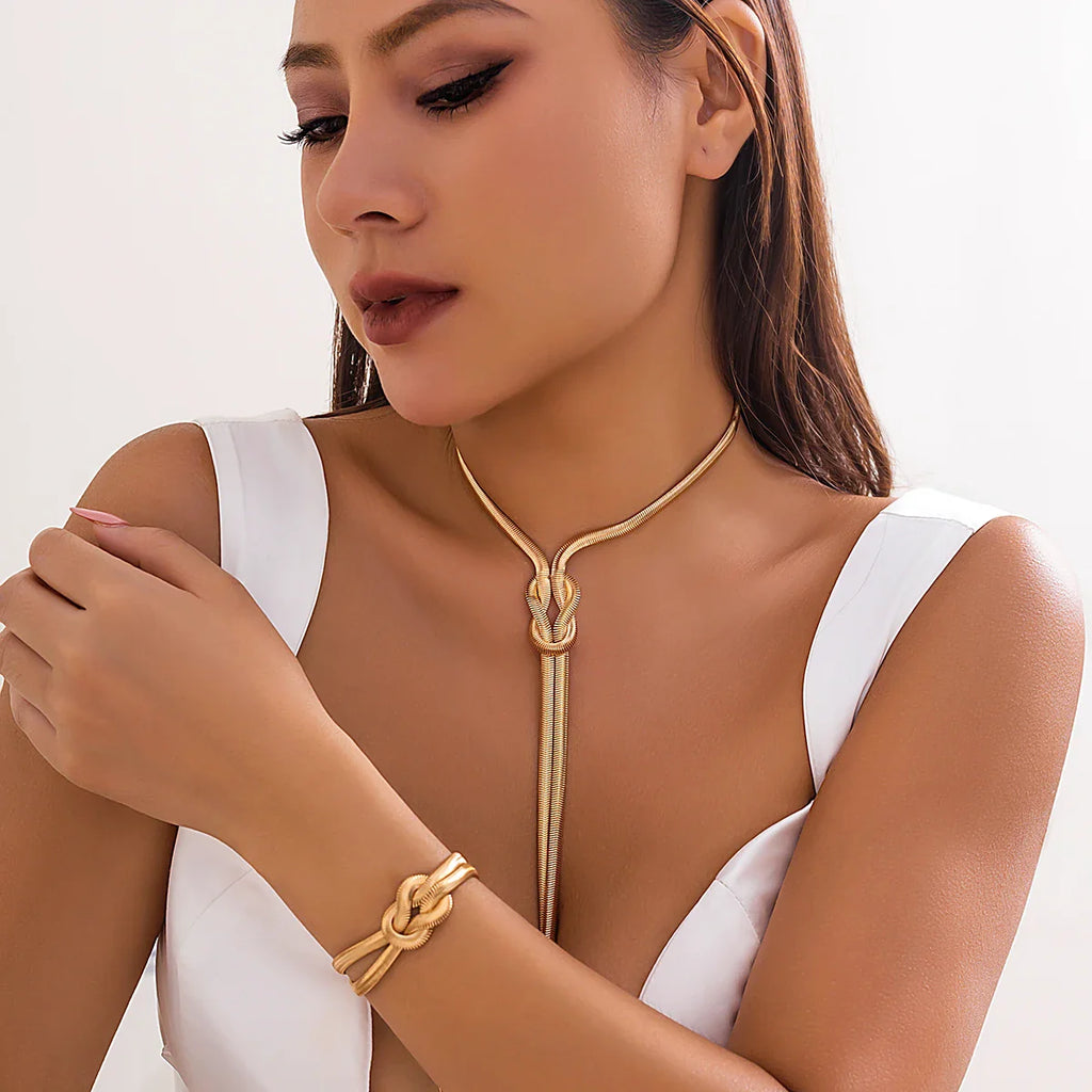 Long Necklace for the Décolleté & Its Bow Knot Bracelet