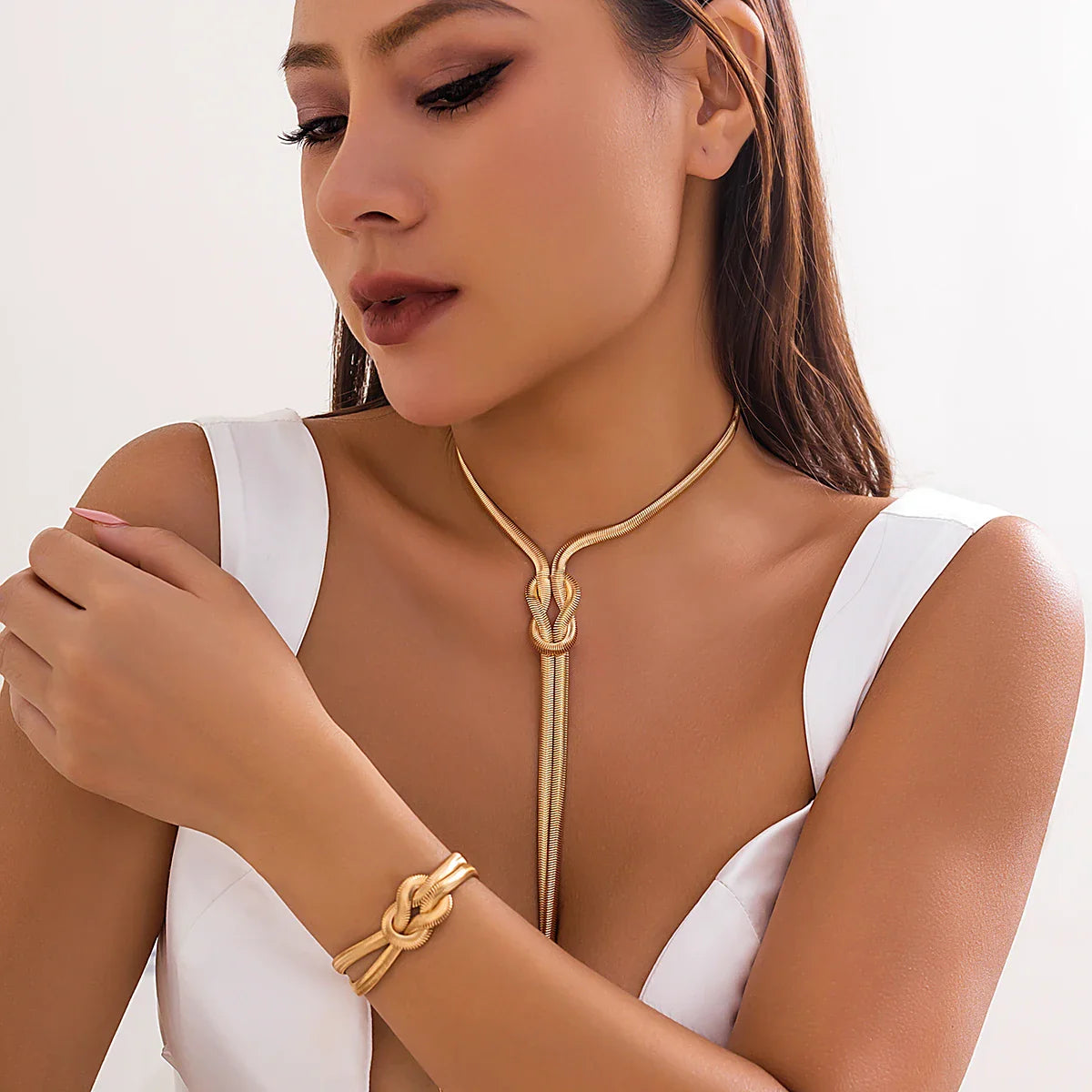 Long Necklace for the Décolleté & Its Bow Knot Bracelet